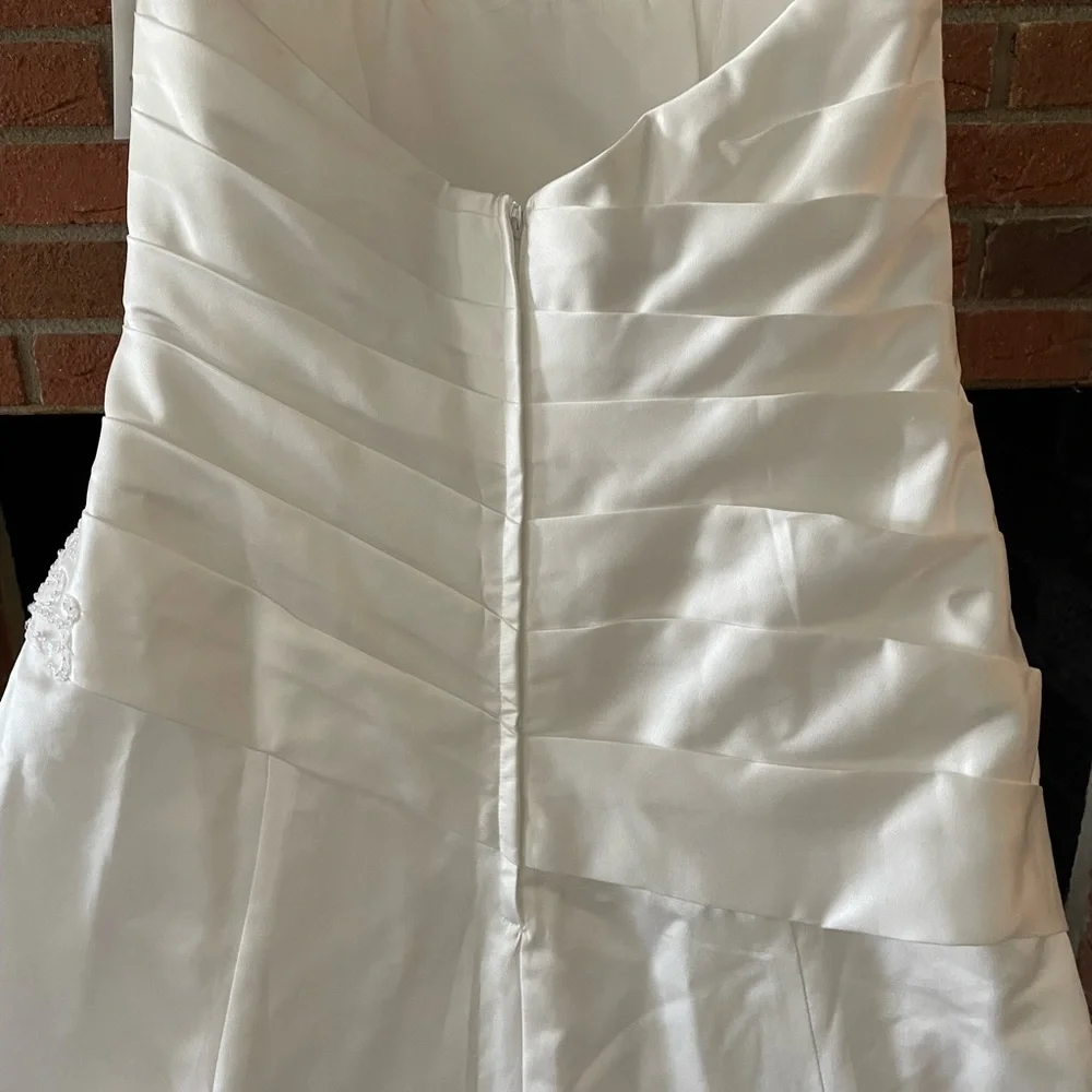 David’s Bridal size 16 softwhite strapless ruched wedding dress with lace - Picture 14 of 15
